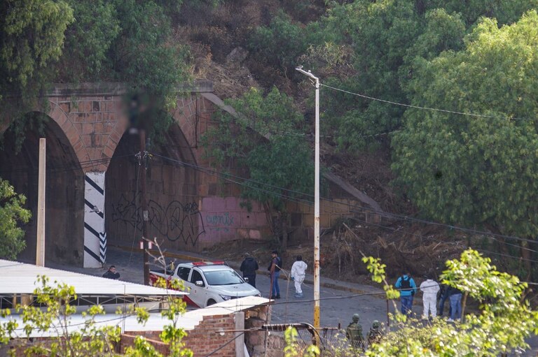 Dejan cadáver de un hombre colgado en puente de Zacatecas