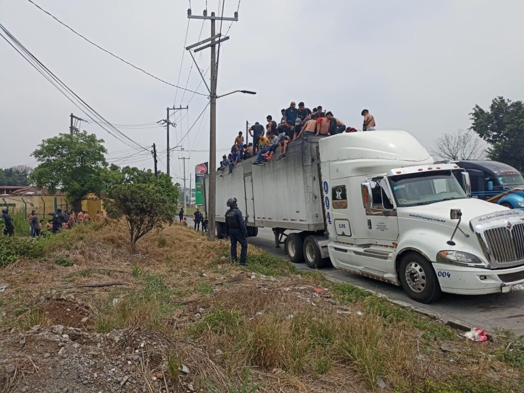 En Veracruz, rescatan 310 migrantes hacinados en caja de tráiler