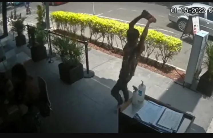 Hombre golpea con un tabique a un menor dentro de una taquería de la Roma