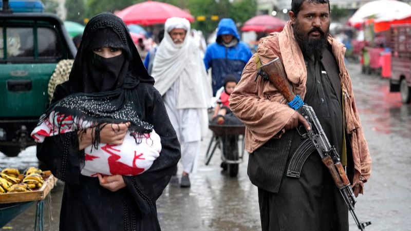 Talibanes ordenan a mujeres afganas a usar burka en público