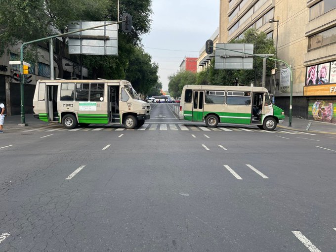 Transportistas bloquean calles del Centro Histórico de la CDMX; exigen aumento a tarifa