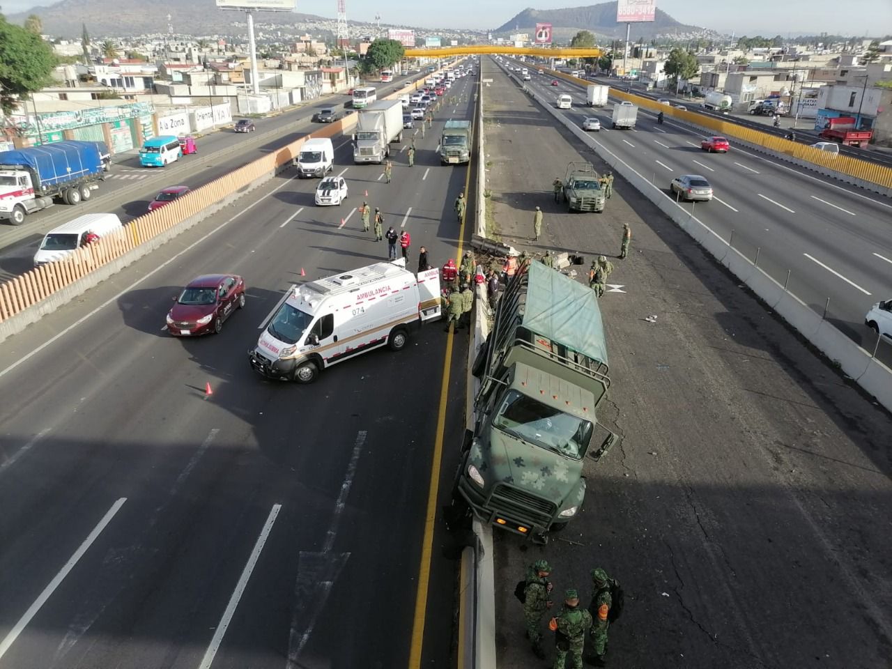 Choque en la México-Puebla deja tres soldados lesionados