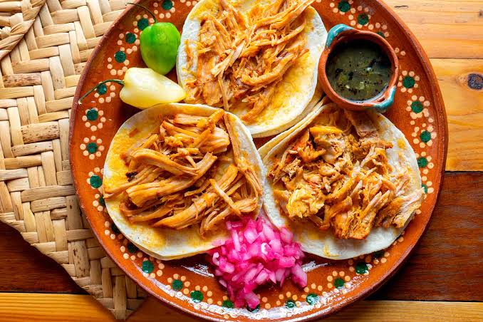 Decenas de personas resultan intoxicadas por comer cochinita pibil en Yucatán