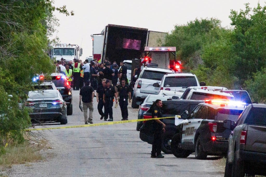 Dejan morir a migrantes dentro de tráiler en Texas; van 50 muertos