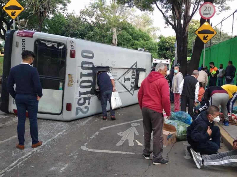 Microbús choca con auto y se vuelca en Río Churubusco; reportan 11 heridos