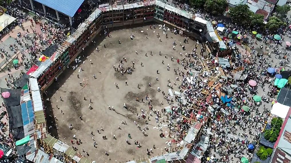 Se derrumba plaza de toros en Colombia