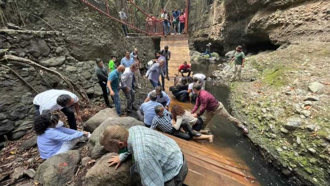 Separan del cargo a funcionarios de Cuernavaca tras caída de puente colgante