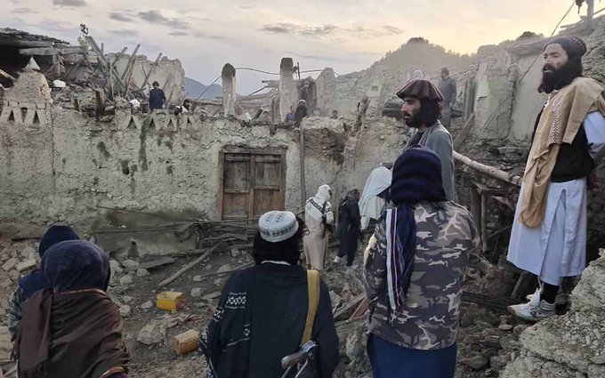 Sismo destroza Afganistán; reportan al menos mil muertos