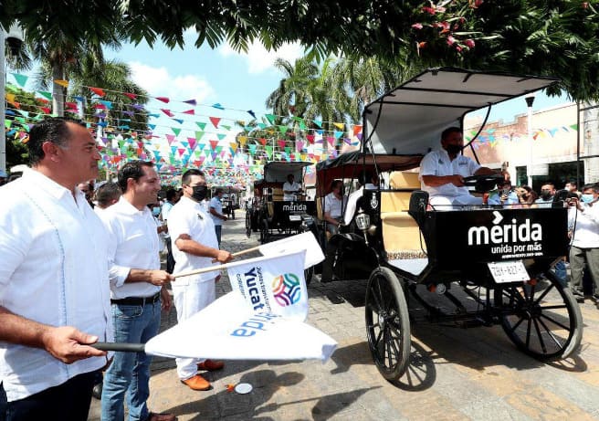 Calesas eléctricas inician operaciones en Mérida