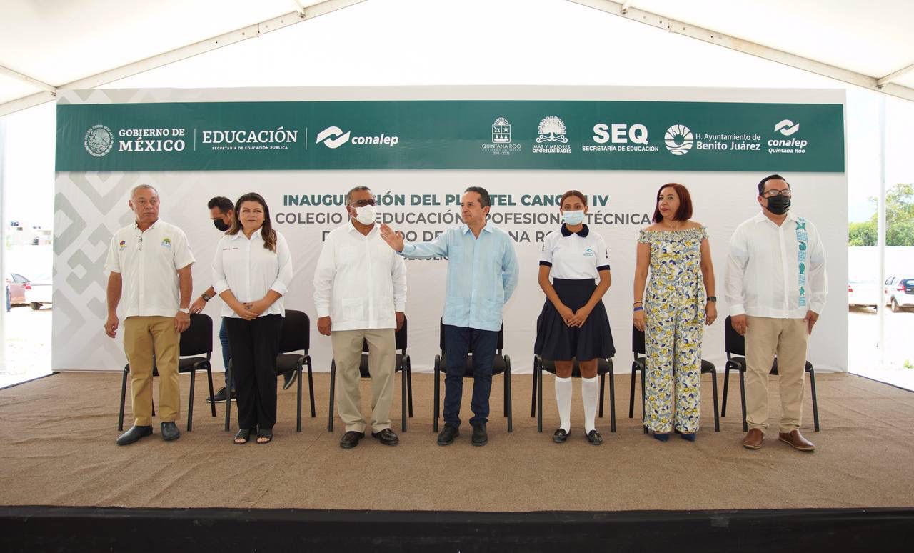Carlos Joaquín entrega obras de infraestructura educativa en QRoo