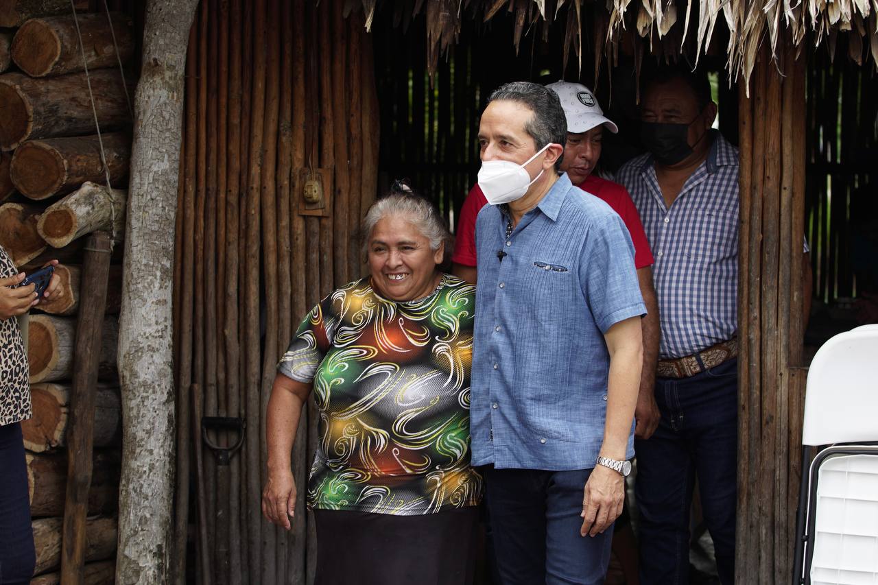 Carlos Joaquín entrega obras en la región sur de Quintana Roo