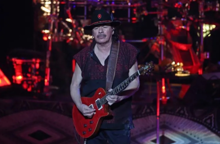 Carlos Santana se desploma durante concierto en Michigan