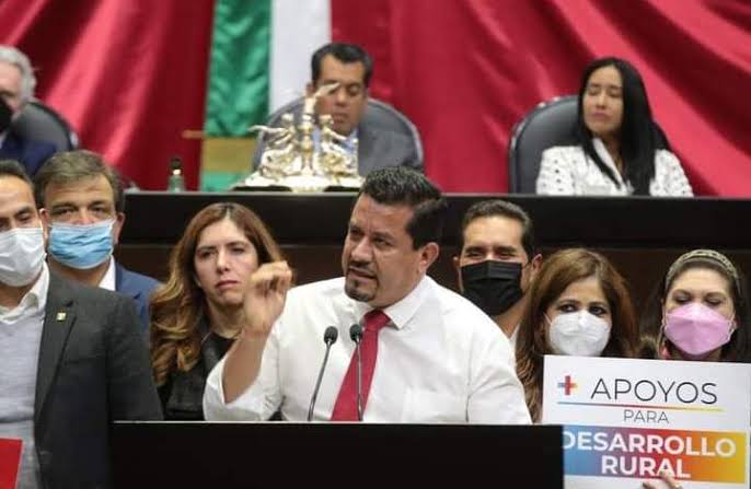 LA COLUMNA: Urge figura de revocación de mandato en Michoacán.