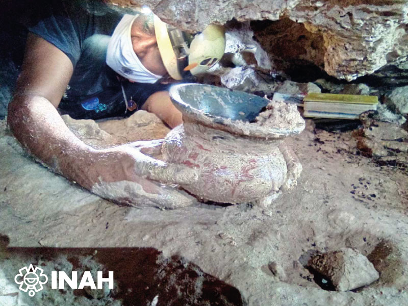 INAH recupera una vasija maya en cueva de Playa del Carmen