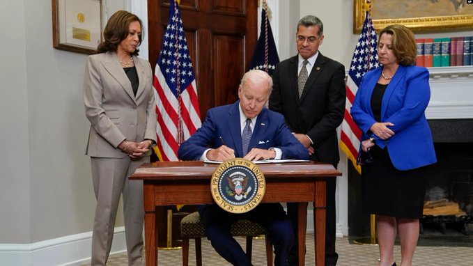 Joe Biden firma orden para proteger el acceso al aborto en EU
