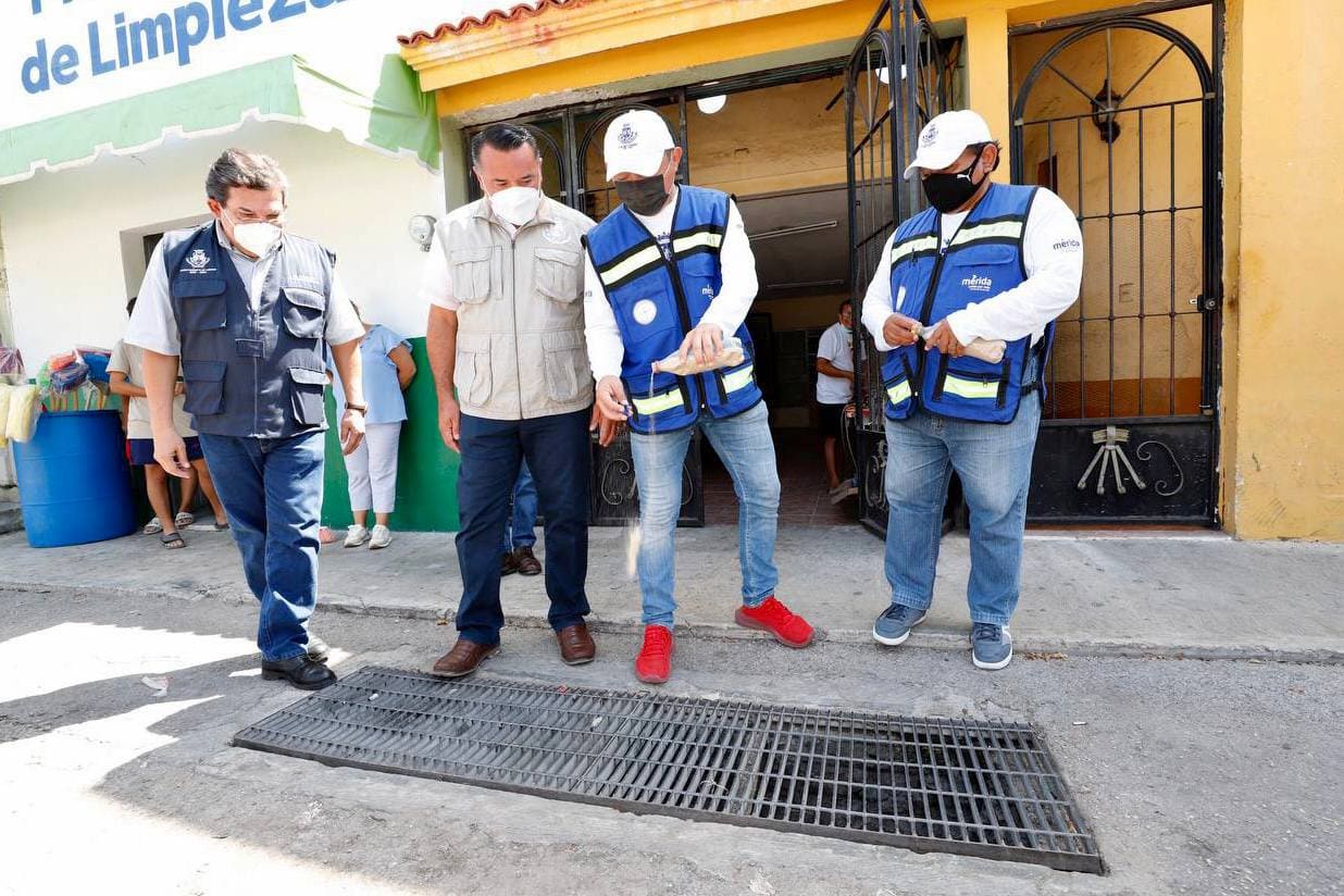 Renán Barrera supervisa los trabajos de fumigación en Mérida