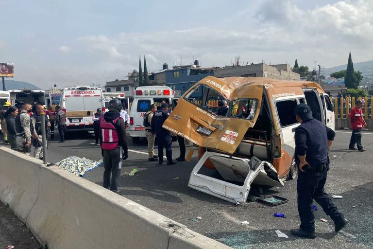 Volcadura de combi en la México-Puebla deja un muerto y 16 heridos