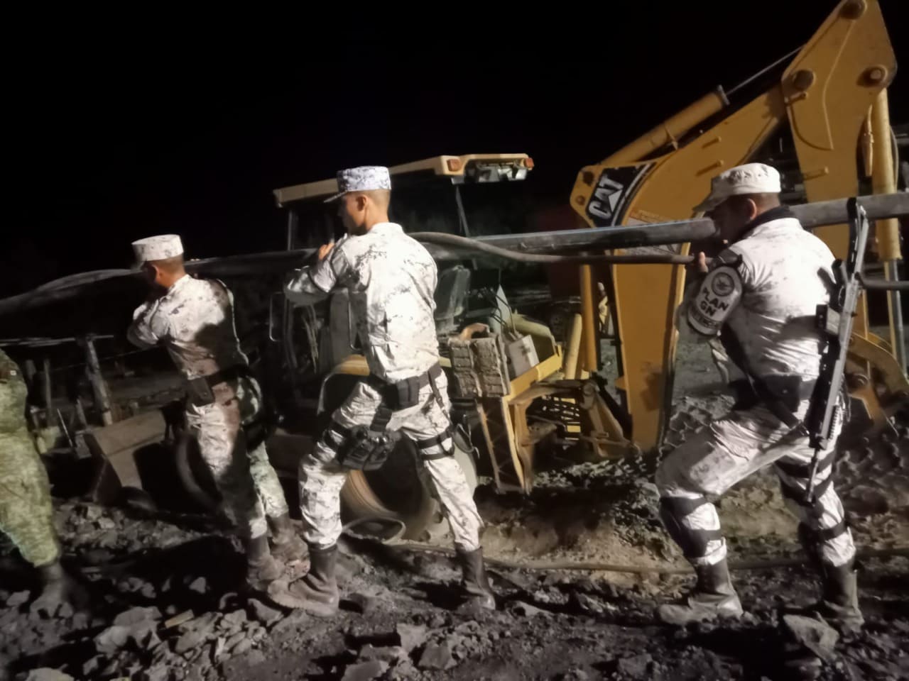 230 elementos de seguridad trabajan en el rescate de mineros en Coahuila