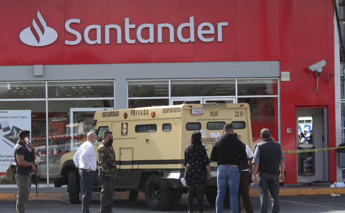 Balacera y persecución, por asalto a camioneta de valores en Puebla