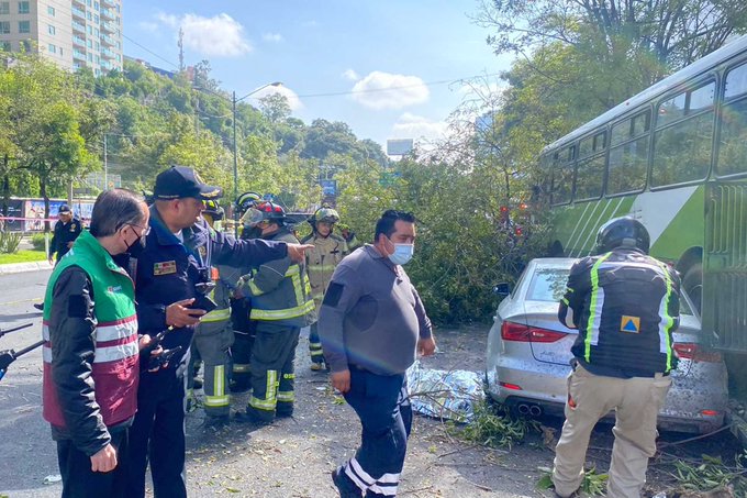 Camión de RTP se queda sin frenos en Santa Fe; choca dos vehículos y mata a vendedor