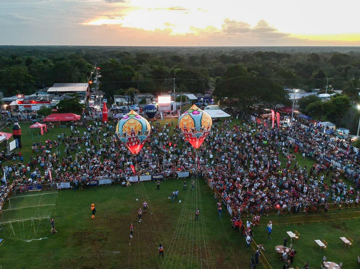 Elevan coloridos globos en el Festival del Globo Maya de Tahmek 2022