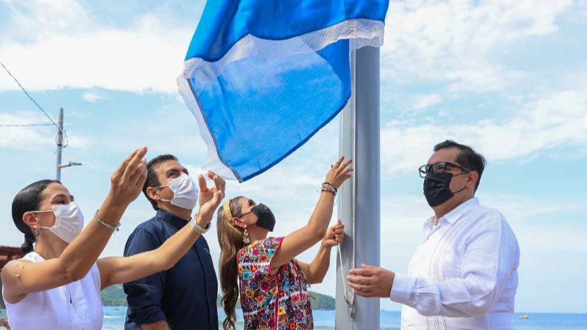 Evelyn Salgado iza bandera ‘Blue Flag’ en Playa de Zihuatanejo