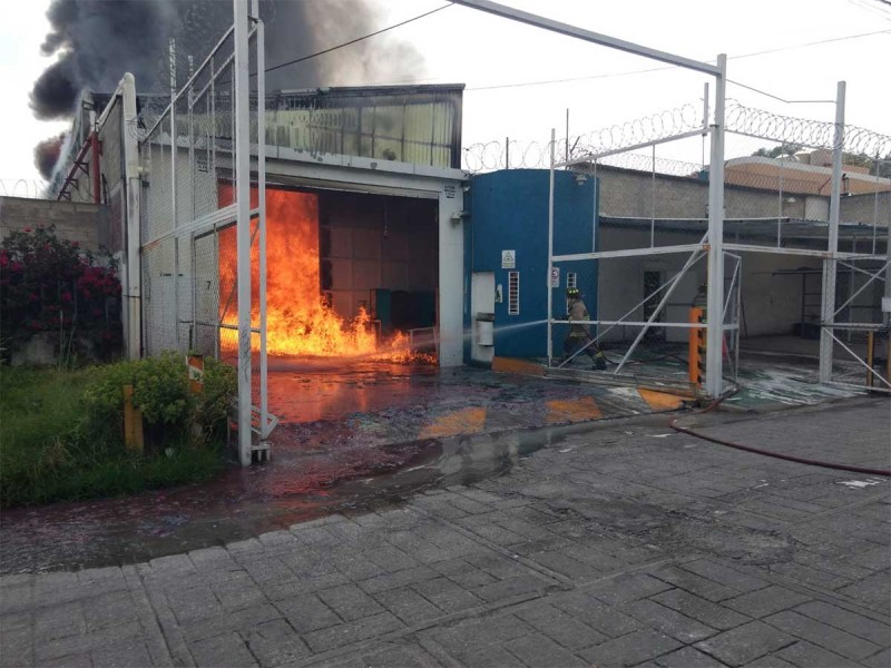 Explosión de tanque provoca incendio en fábrica de Tultitlán