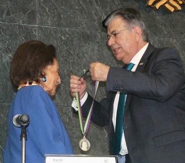 Entregan a la senadora Ifigenia Martínez la “Medalla al Mérito Administrativo”