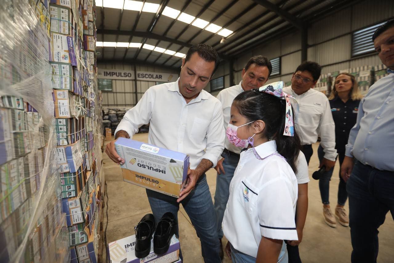 Mauricio Vila da banderazo a la distribución de más de 267 mil paquetes de útiles escolares