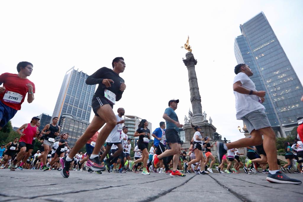 Luis Santana y Mayra Sánchez fueron los ganadores absolutos del  Medio Maratón de la CDMX