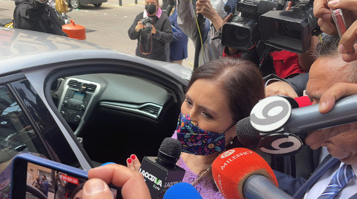 Rosario Robles se presente a la FGR para entregar su pasaporte