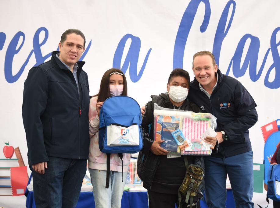 Santiago Taboada entrega apoyos escolares a más de mil niñas y niños de Benito Juárez