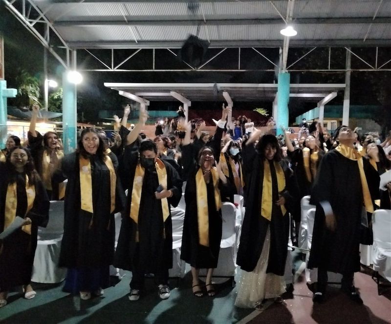 Celebra gobierno municipal de Benito Juárez a estudiantes graduados