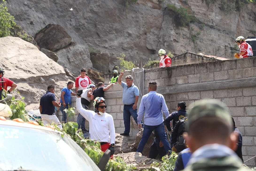 Derrumbe en cerro de Cuernavaca deja a varias personas atrapadas