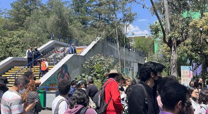 Desalojan a estudiantes de la FCPyS de la UNAM por amenaza de bomba