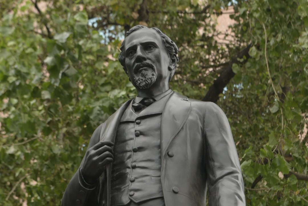 Estatua de Ignacio Ramírez “El Nigromante” regresa a Paseo de la Reforma