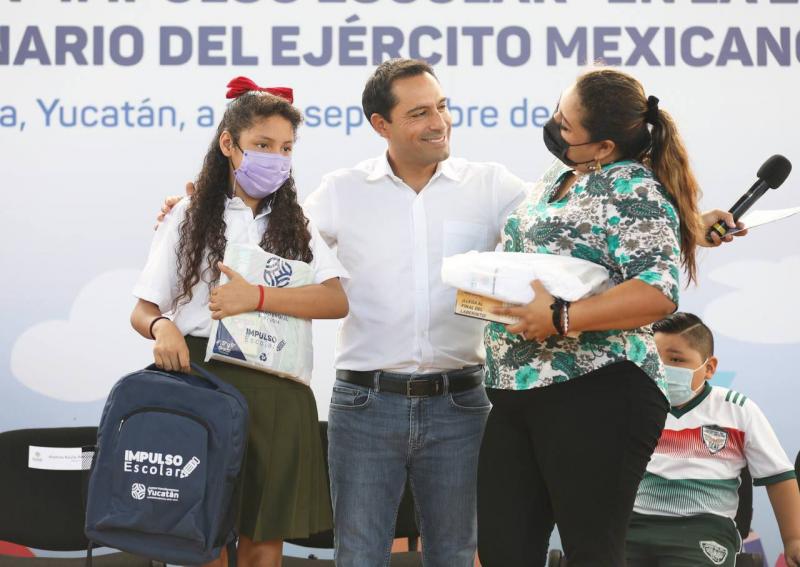 Mauricio Vila comienza la entrega de uniformes y paquetes de útiles escolares en Yucatán