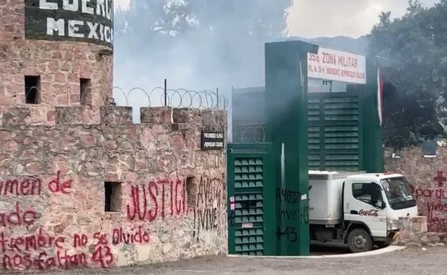 Normalistas de Ayotzinapa arremeten contra la 35 Zona Militar en Guerrero