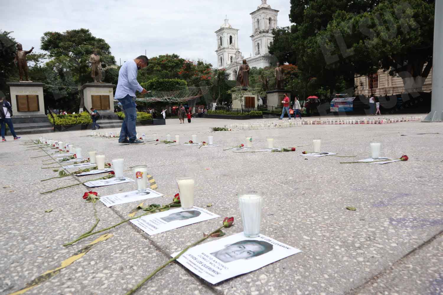 Normalistas marchan en Chilpancingo por los 43 de Ayotzinapa