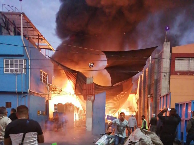 Se incendia bodega de plásticos en Iztapalapa; no hubo lesionados