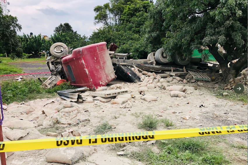 Tráiler se queda sin frenos e impacta autos y negocios en crucero de Yecapixtla, Morelos