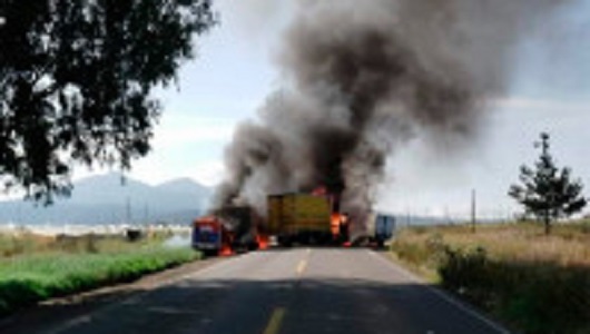 Normalistas secuestran e incendian vehículos