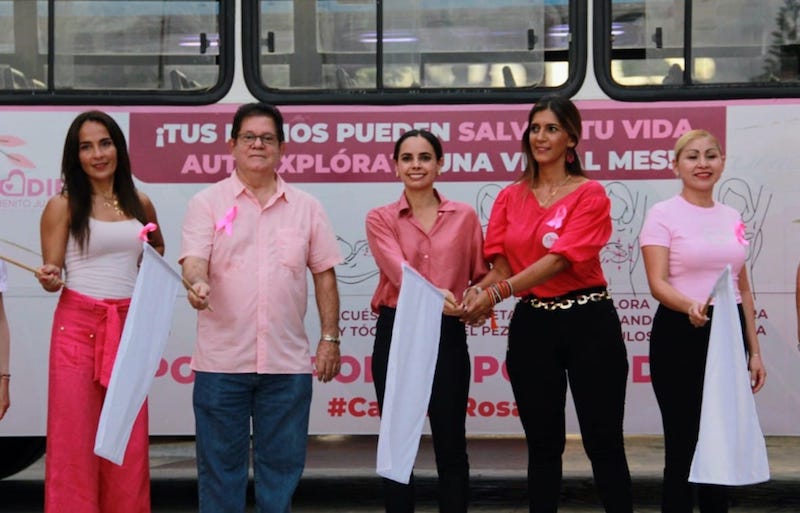 Ana Patricia Peralta, presidenta municipal de Cancún da banderazo a autobús rosa
