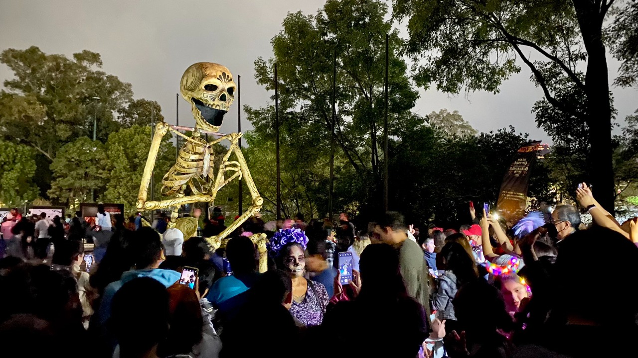 Bosque de Chapultepec rinde homenaje a panteones con “Iluminando Almas”