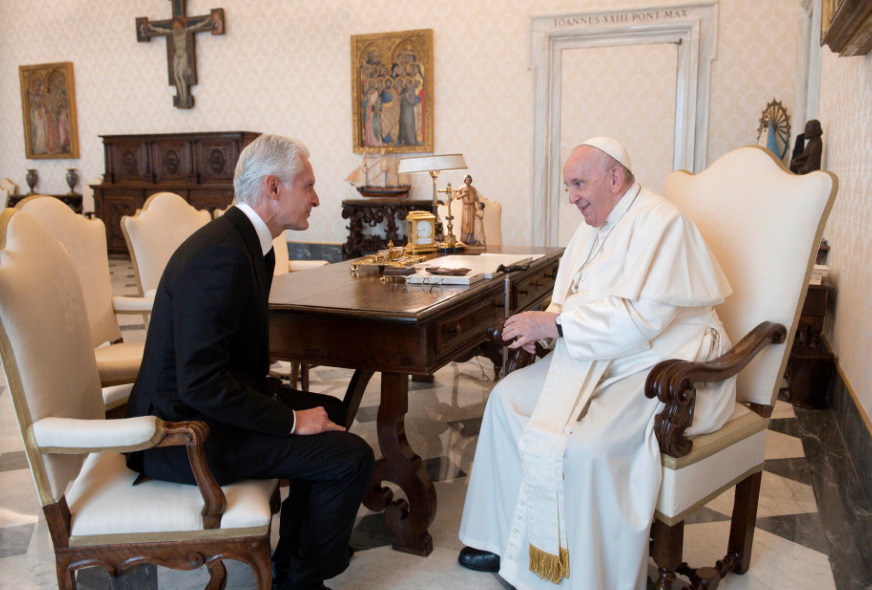 Alfredo del Mazo se reúne con el papa Francisco en el Vatincano
