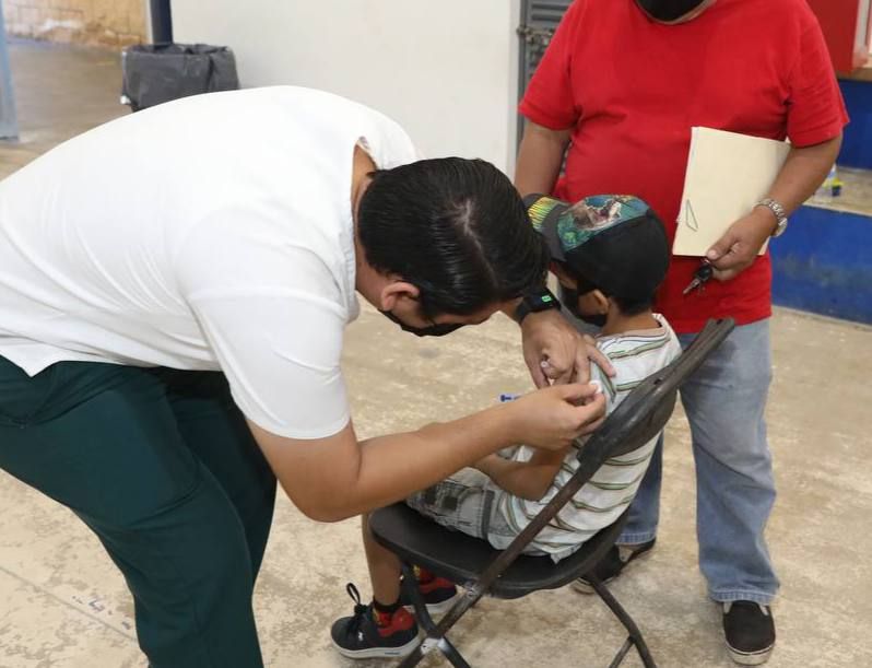 Anuncian segunda dosis anticovid para menores de 18 municipios de Yucatán