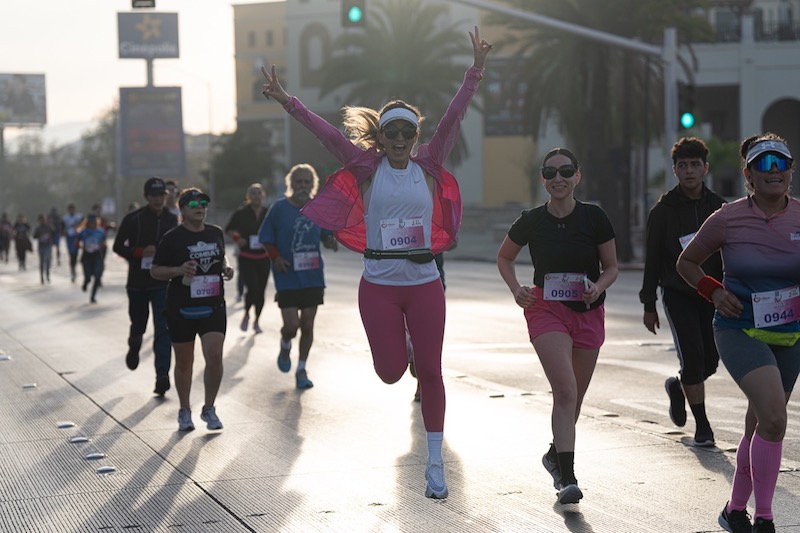 Celebra Caliente Ayuda carrera contra el cáncer de mama