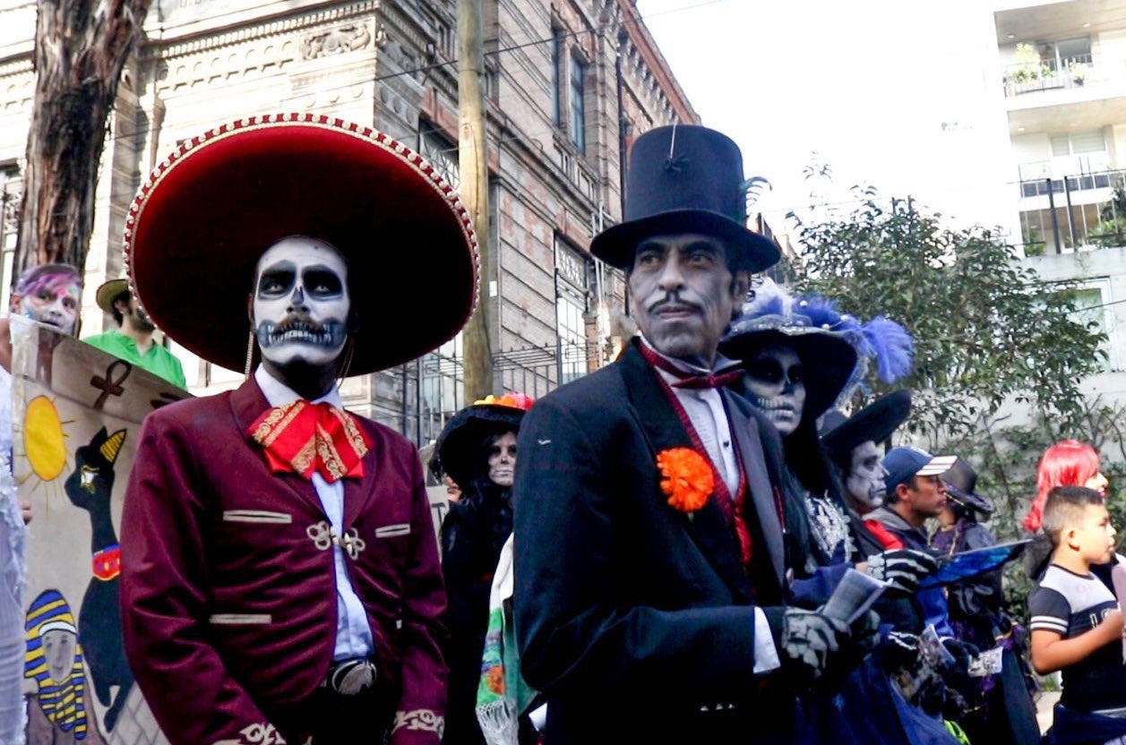 Sandra Cuevas encabeza caravana de Día de Muertos en Centro Histórico y Garibaldi