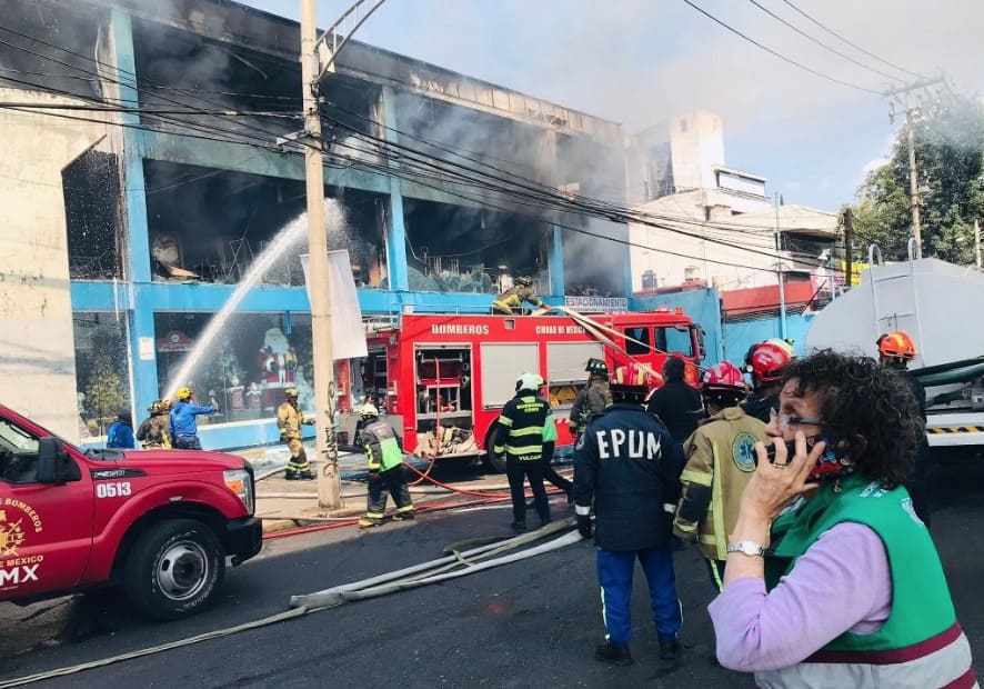 Incendio consume a Galerías El Triunfo, en la Álvaro Obregón