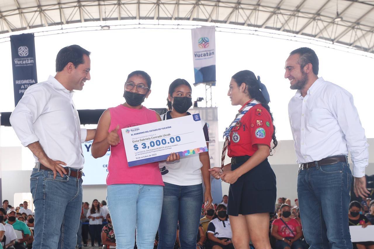 Mauricio Vila entrega apoyos a jóvenes para que retomen el bachillerato